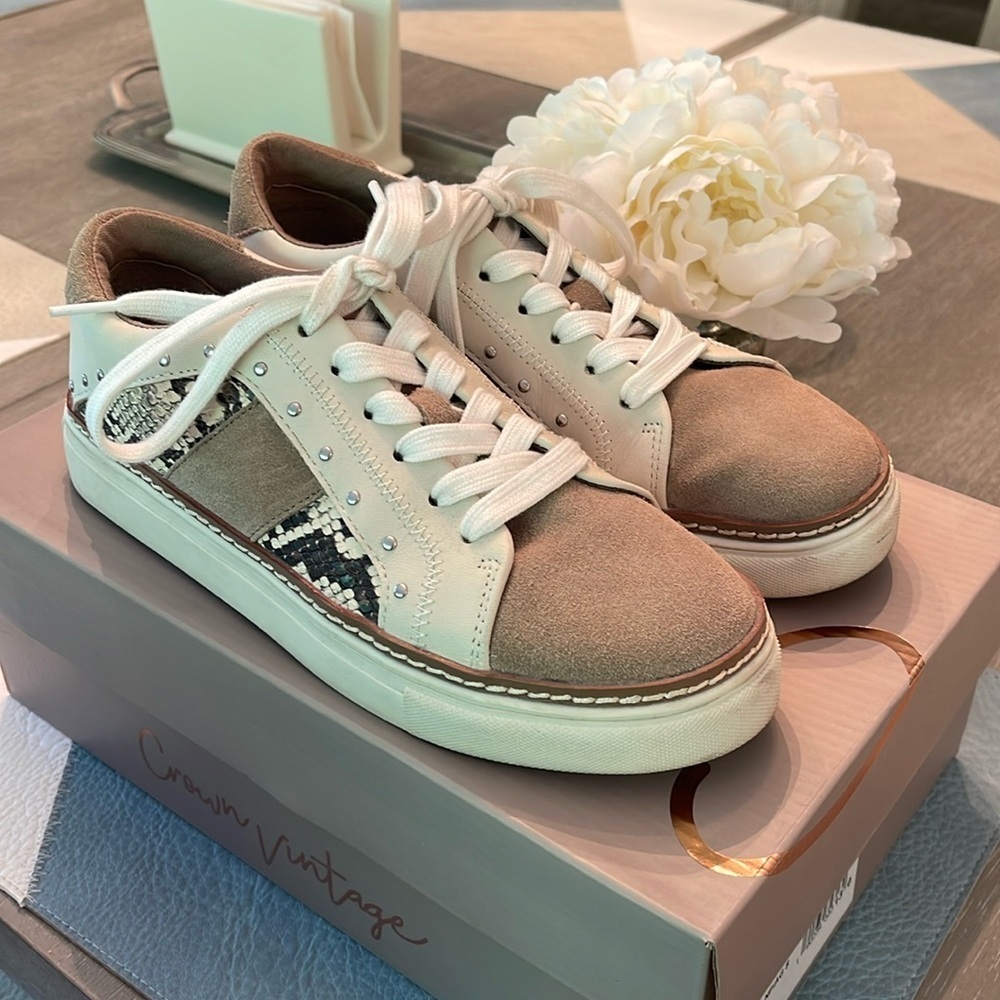 Women’s Crown Vintage Kalinda Tan Shoes Size 7 US